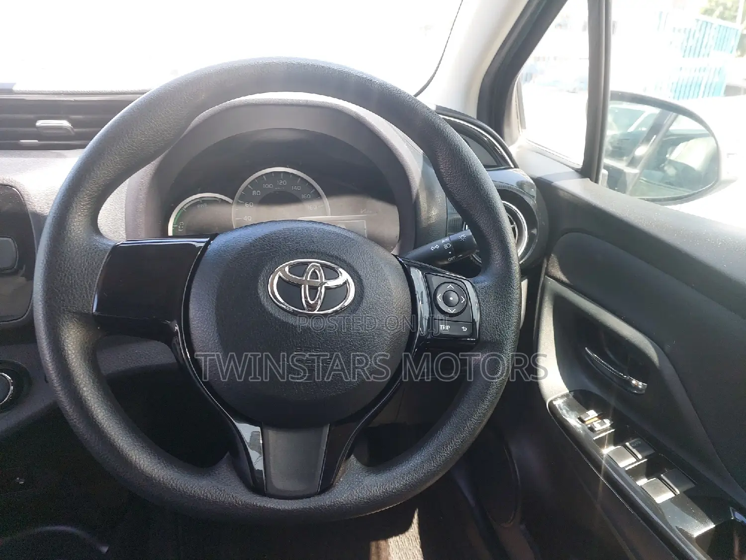Toyota Vitz 1.5 FWD Hybrid 5dr 2017 Green