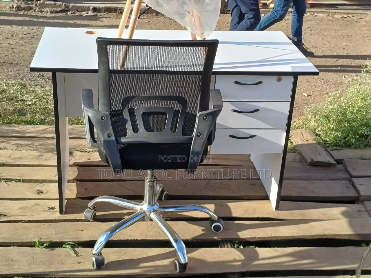 Office Desk/Mesh Chair/Office Chair