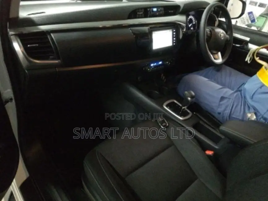 New Toyota Hilux 2023 Pearl