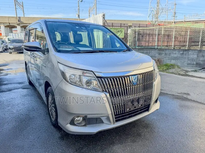 Toyota Esquire 1.8 FWD Hybrid (7 seater) 2017 Silver