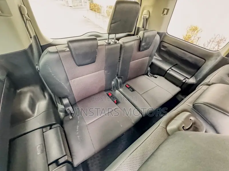 Toyota Esquire 2.0 FWD (8 seater) 2017 White