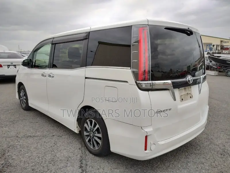 Toyota Esquire 2.0 FWD (8 seater) 2017 White