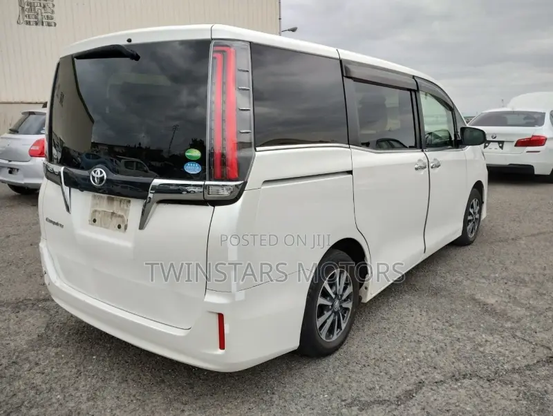 Toyota Esquire 2.0 FWD (8 seater) 2017 White