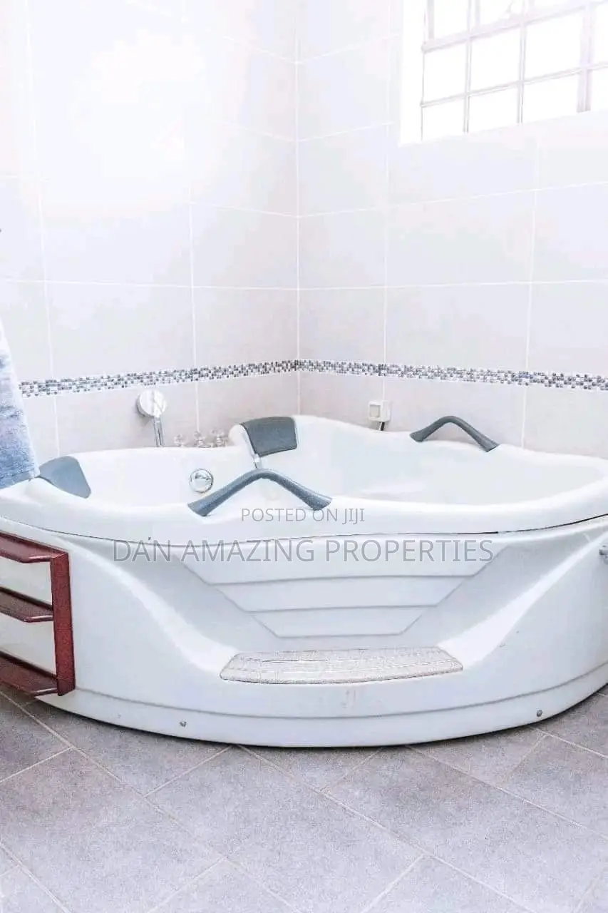 6bdrm Villa in Plus Dsq, Lavington for sale