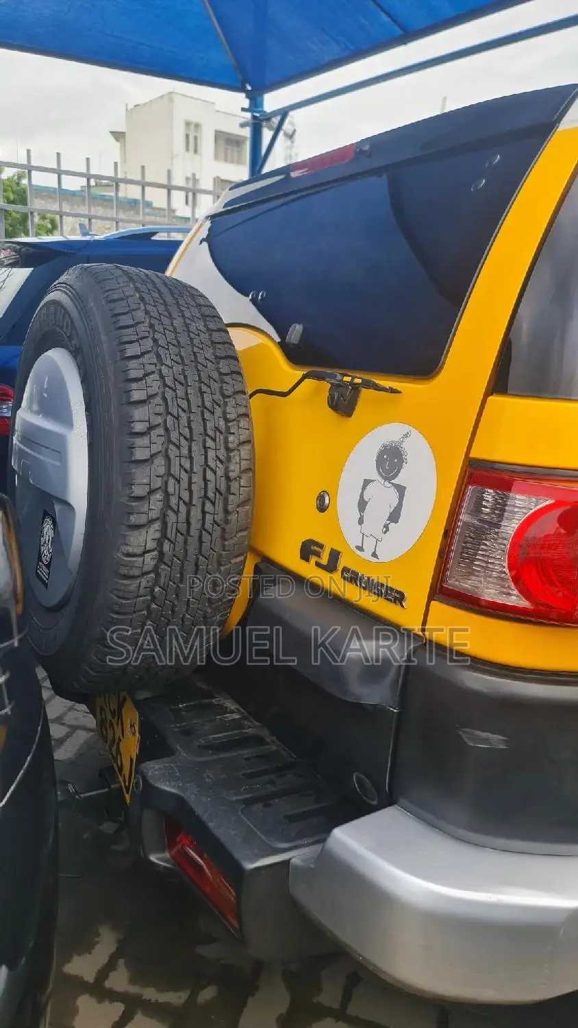 Toyota FJ Cruiser 2011 Yellow
