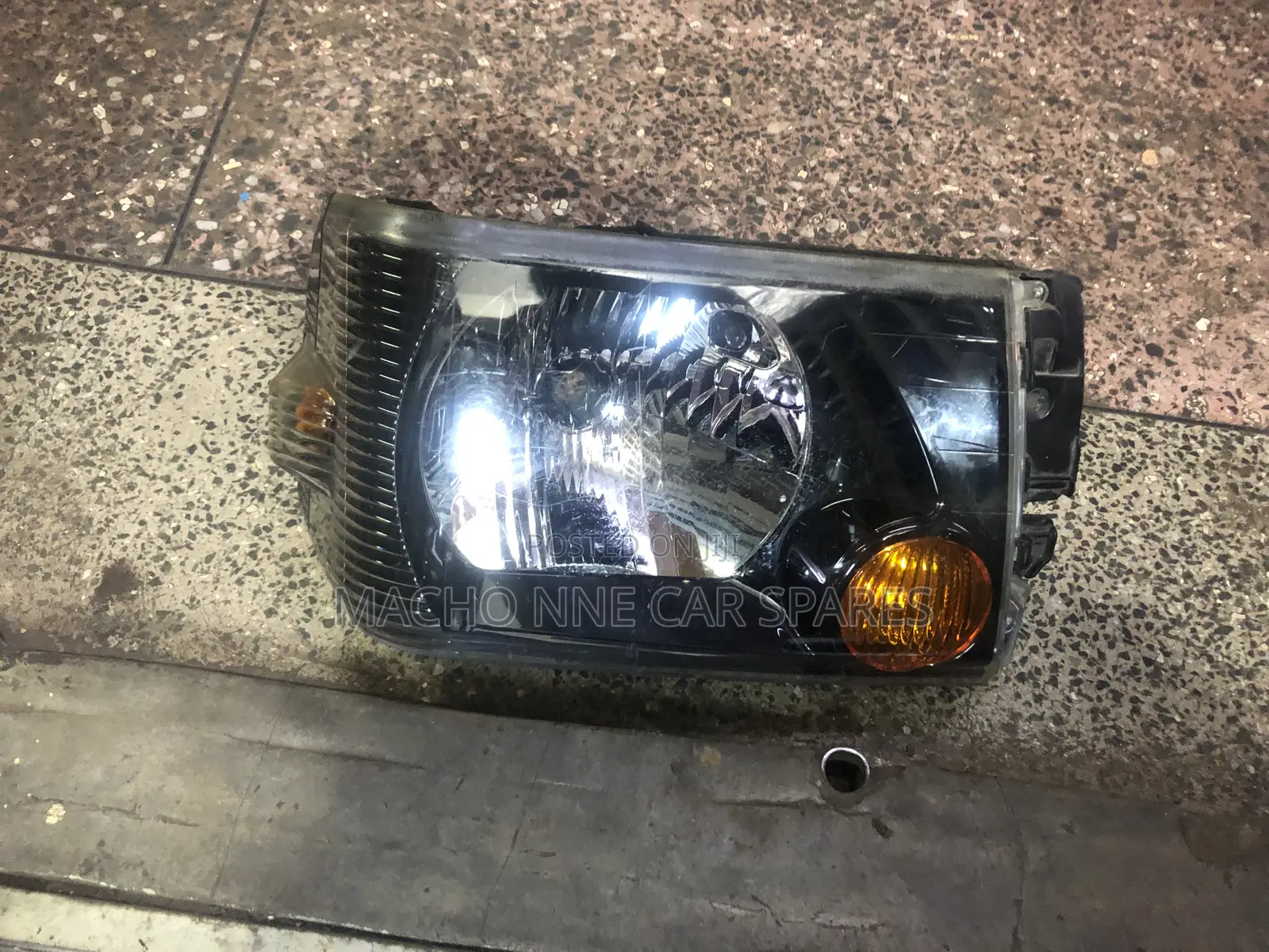Nissan Clipper Headlight