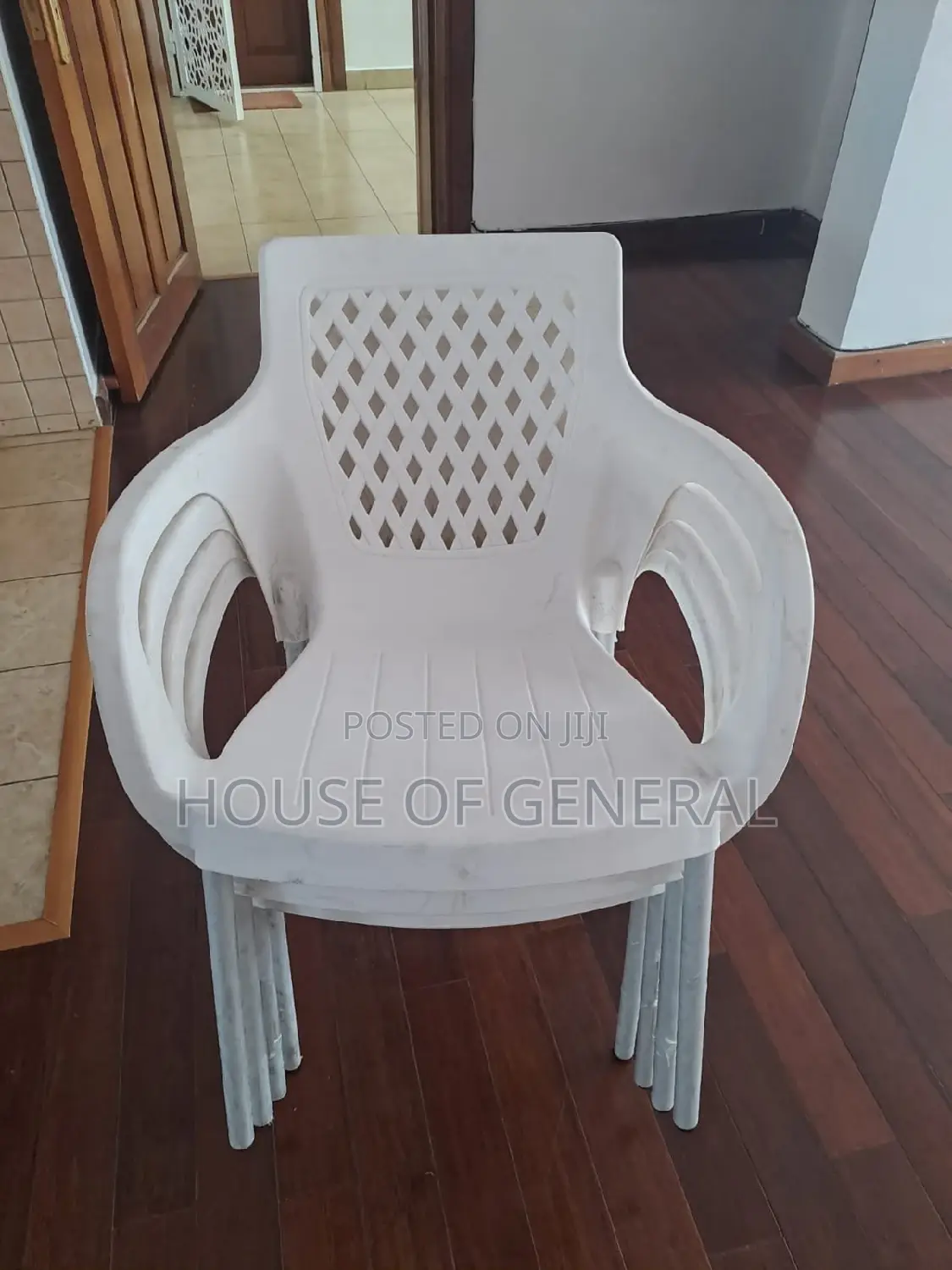 White Plastic Chairs With Metal Tubing