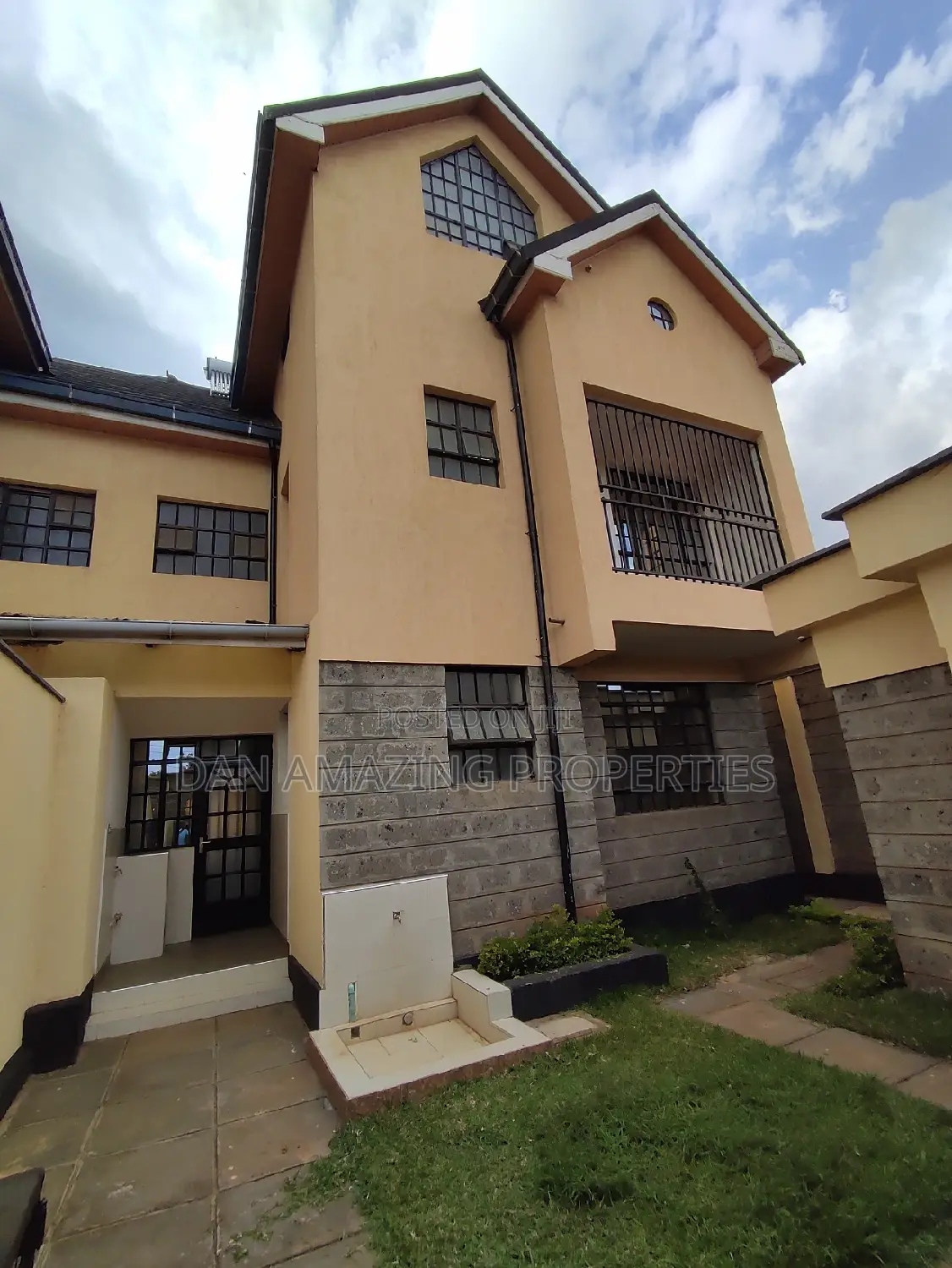 4bdrm Townhouse/Terrace in Kiambaa Plus Dsq, Zambezi/Sigona for sale