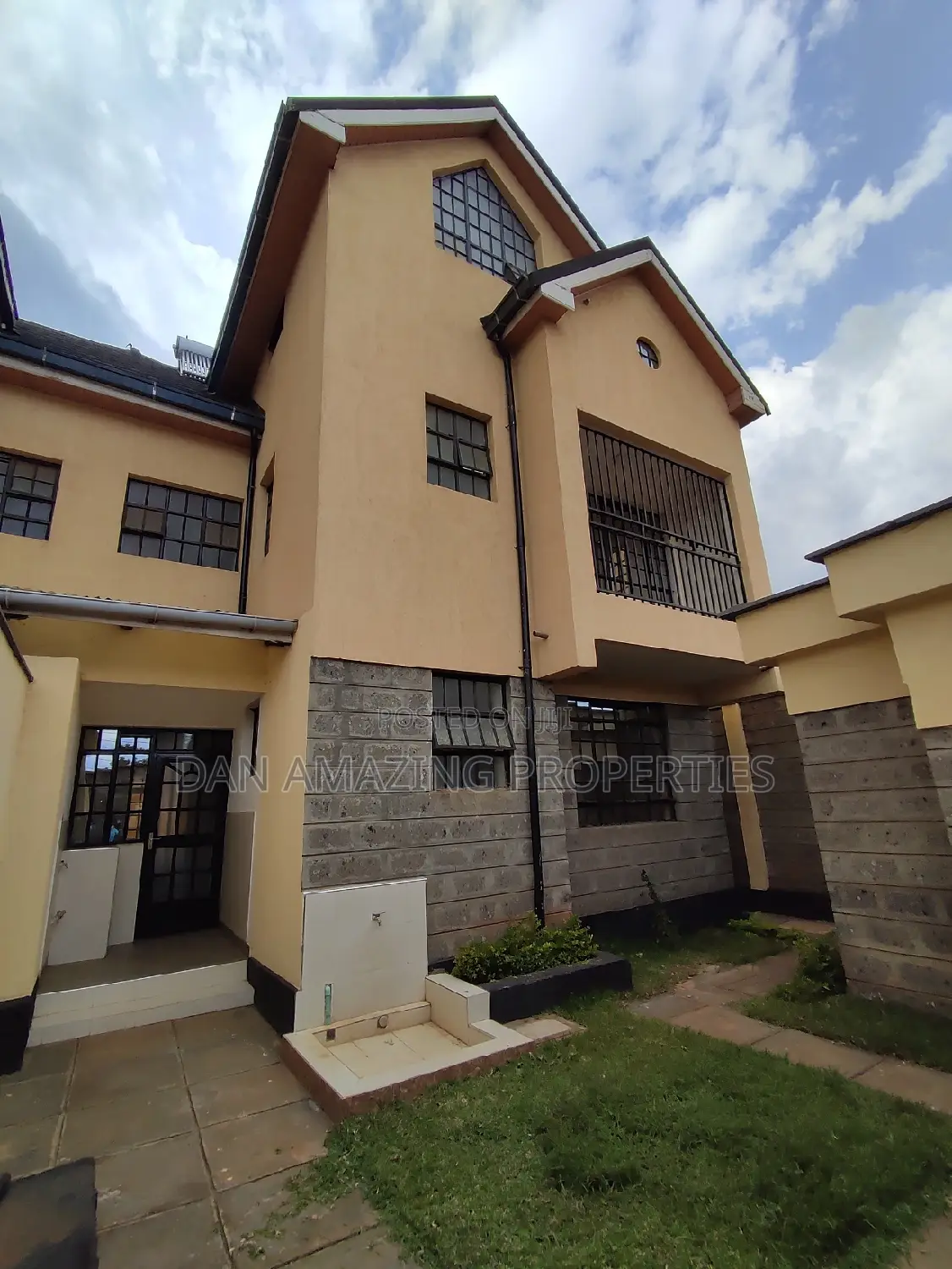 4bdrm Townhouse/Terrace in Kiambaa Plus Dsq, Zambezi/Sigona for sale