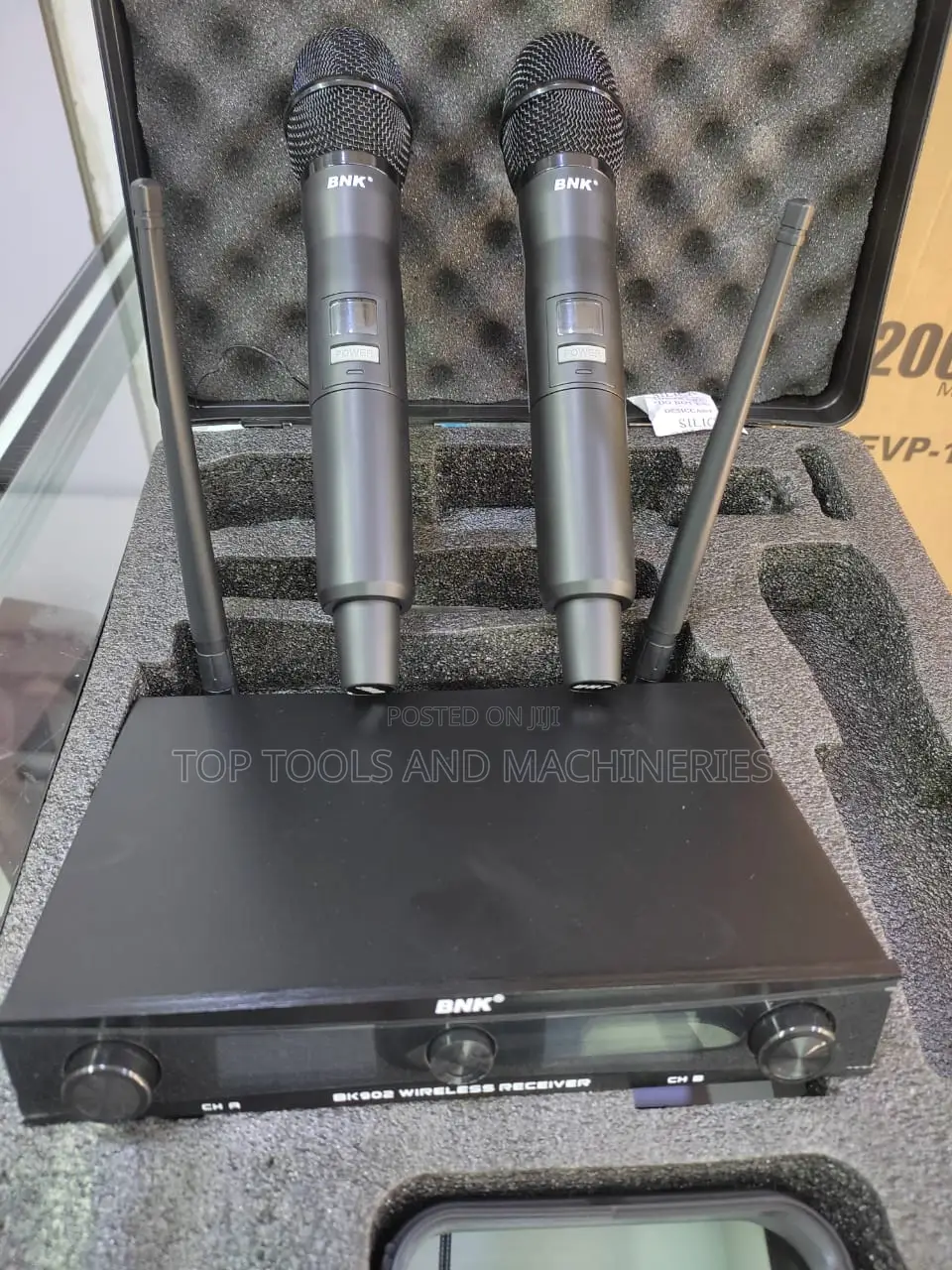 BNK 902 Wireless Microphone With Brief Case