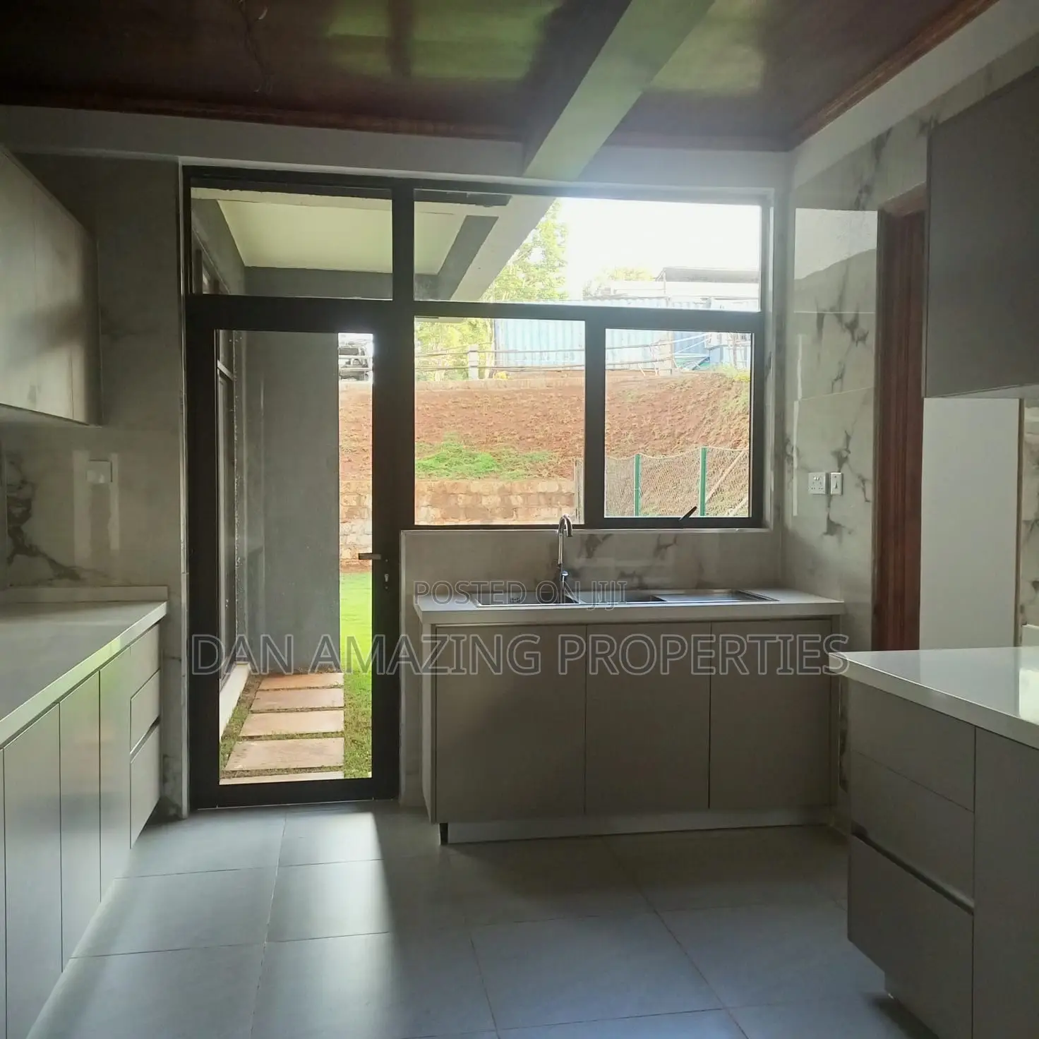 4bdrm Townhouse/Terrace in Kiambu Rd Plus Dsq for sale