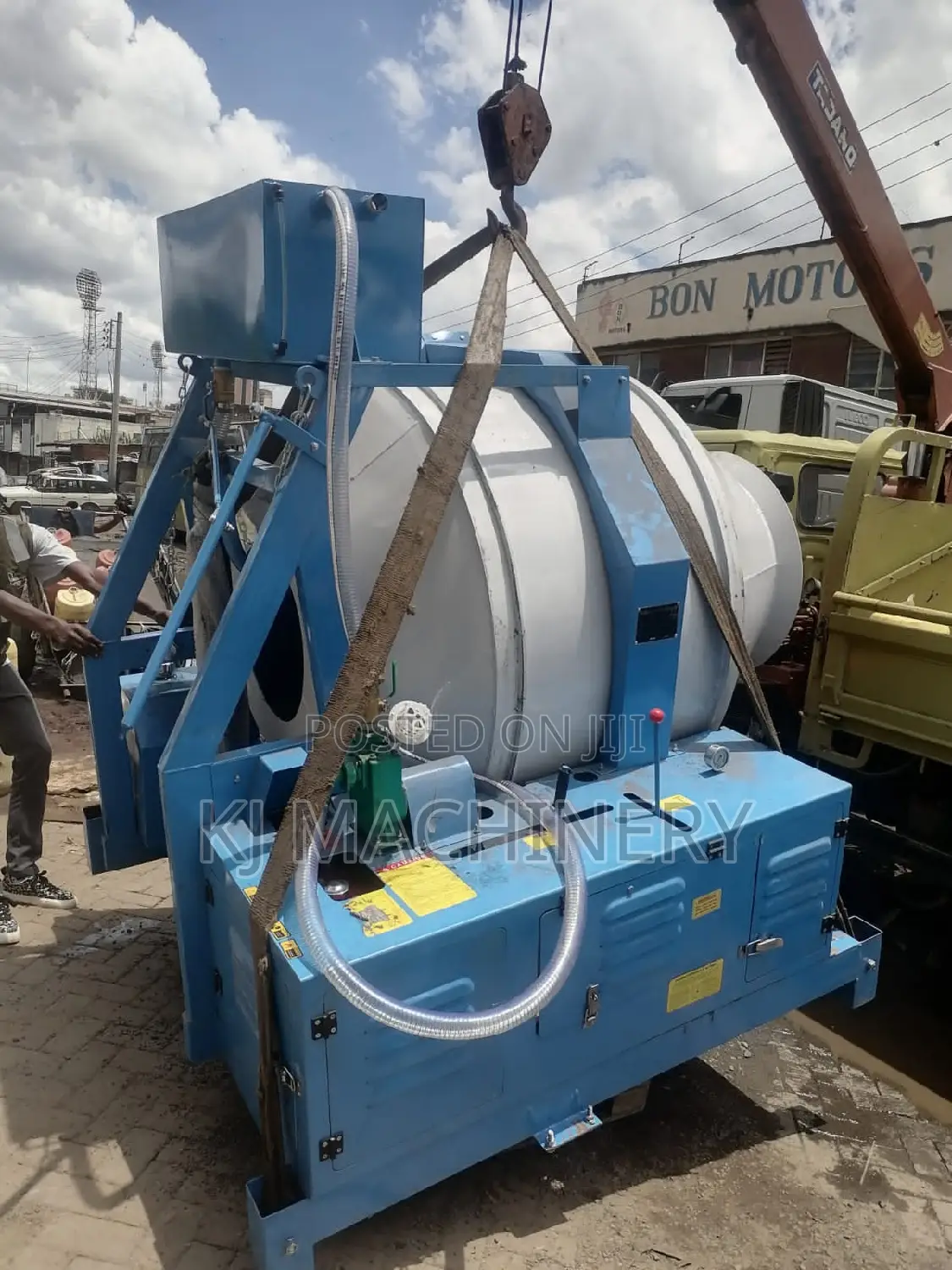 Self Loading Concrete Mixer 560litres Aico Japan