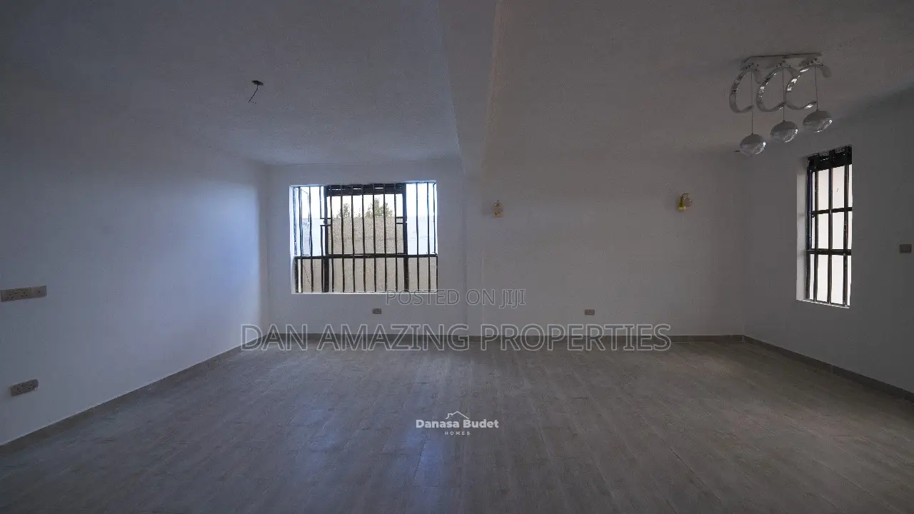 4bdrm Maisonette in Rooftop Plus Dsq, Joska for sale