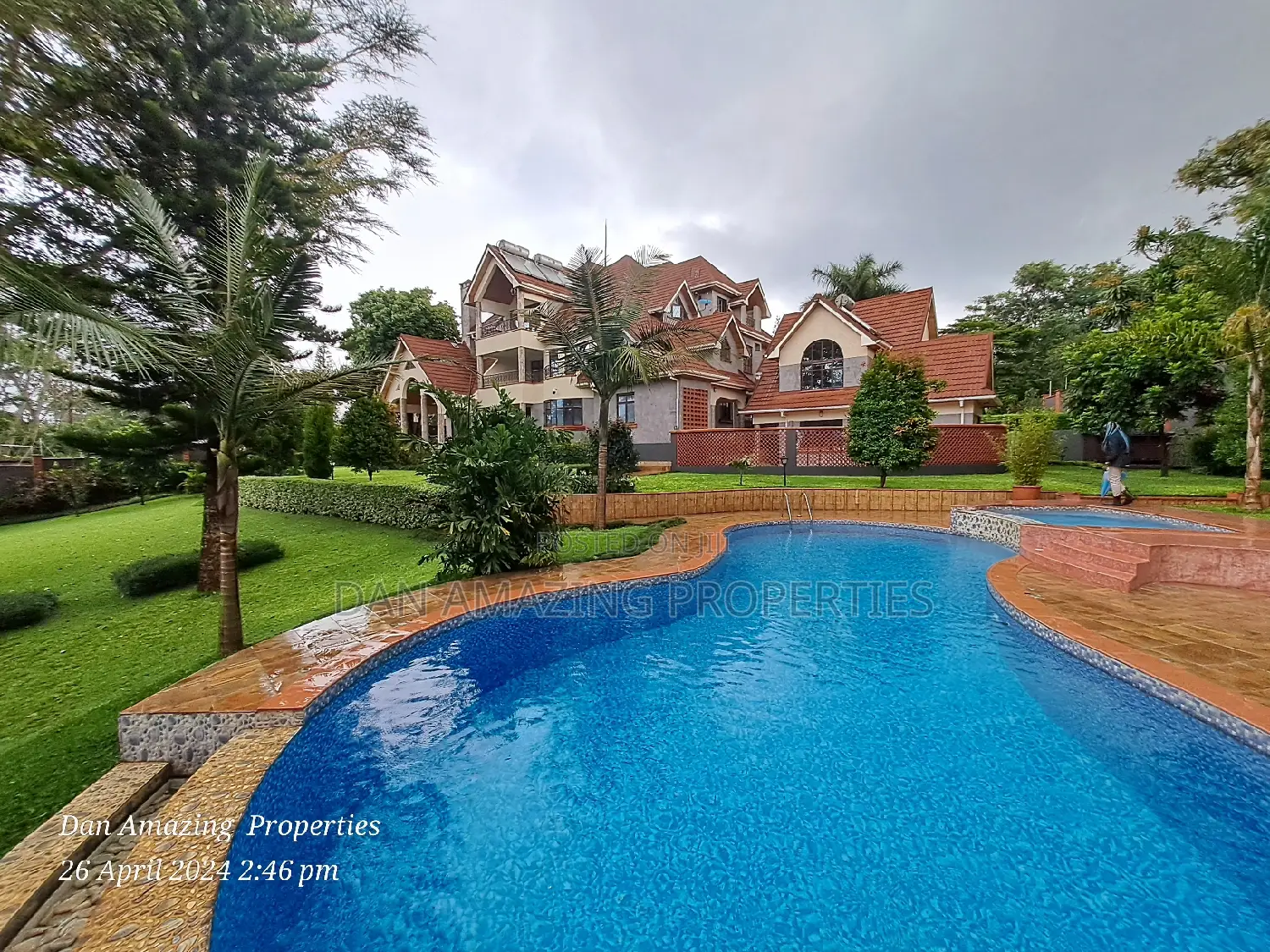 6bdrm Mansion in /On 1 Acre, Runda for sale