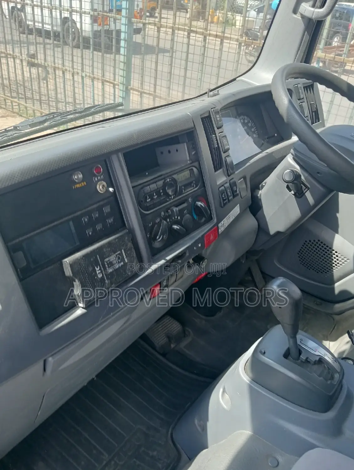 Isuzu NPR85 Freezer