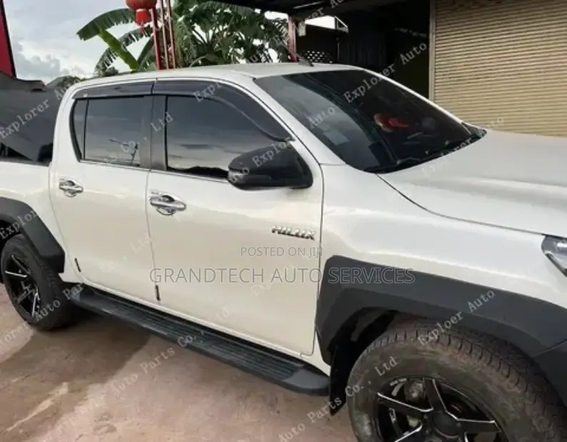 Toyota Hilux Windbreaker