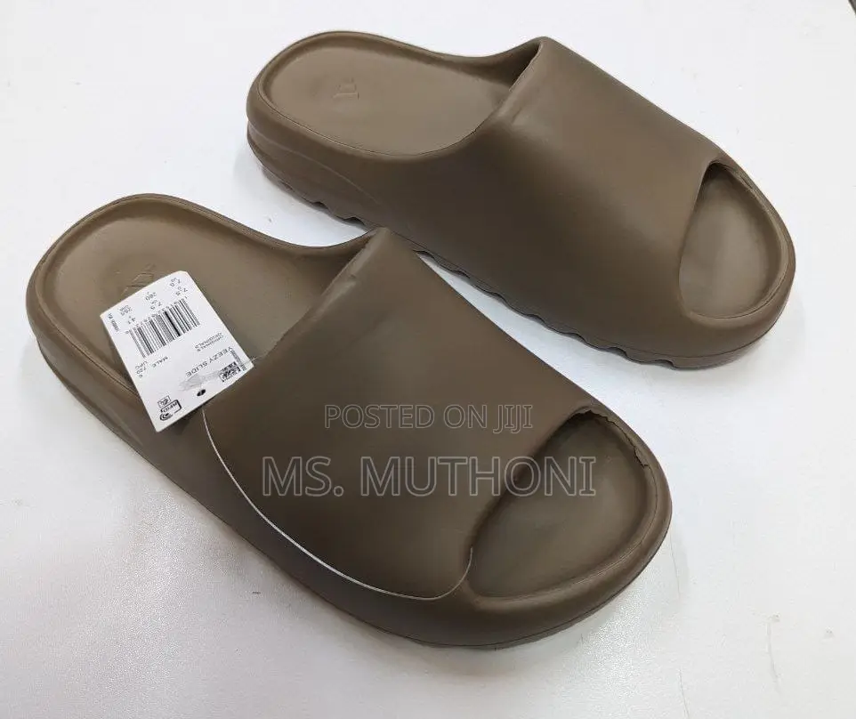 *Adidas Yeezy Slides* *Sizes: 40 41 42 43 44 45