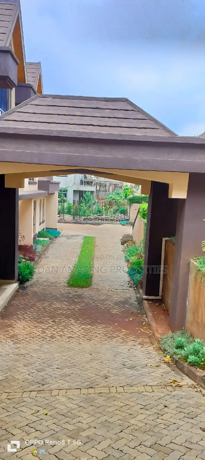 9bdrm Mansion in Nairobi On 1/2 Acre, Nyari for sale