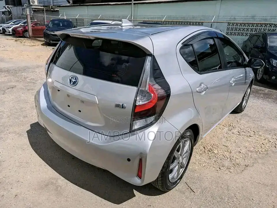 Toyota Aqua 2017 Silver