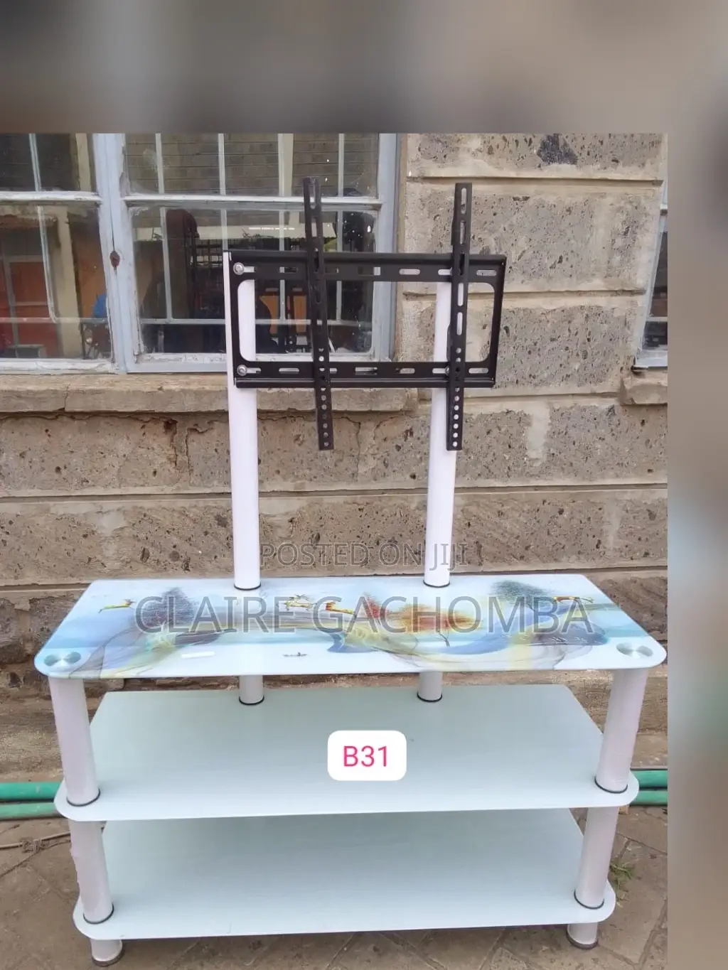 Executive Glass Tv Stand With Tv Mount White in Colour