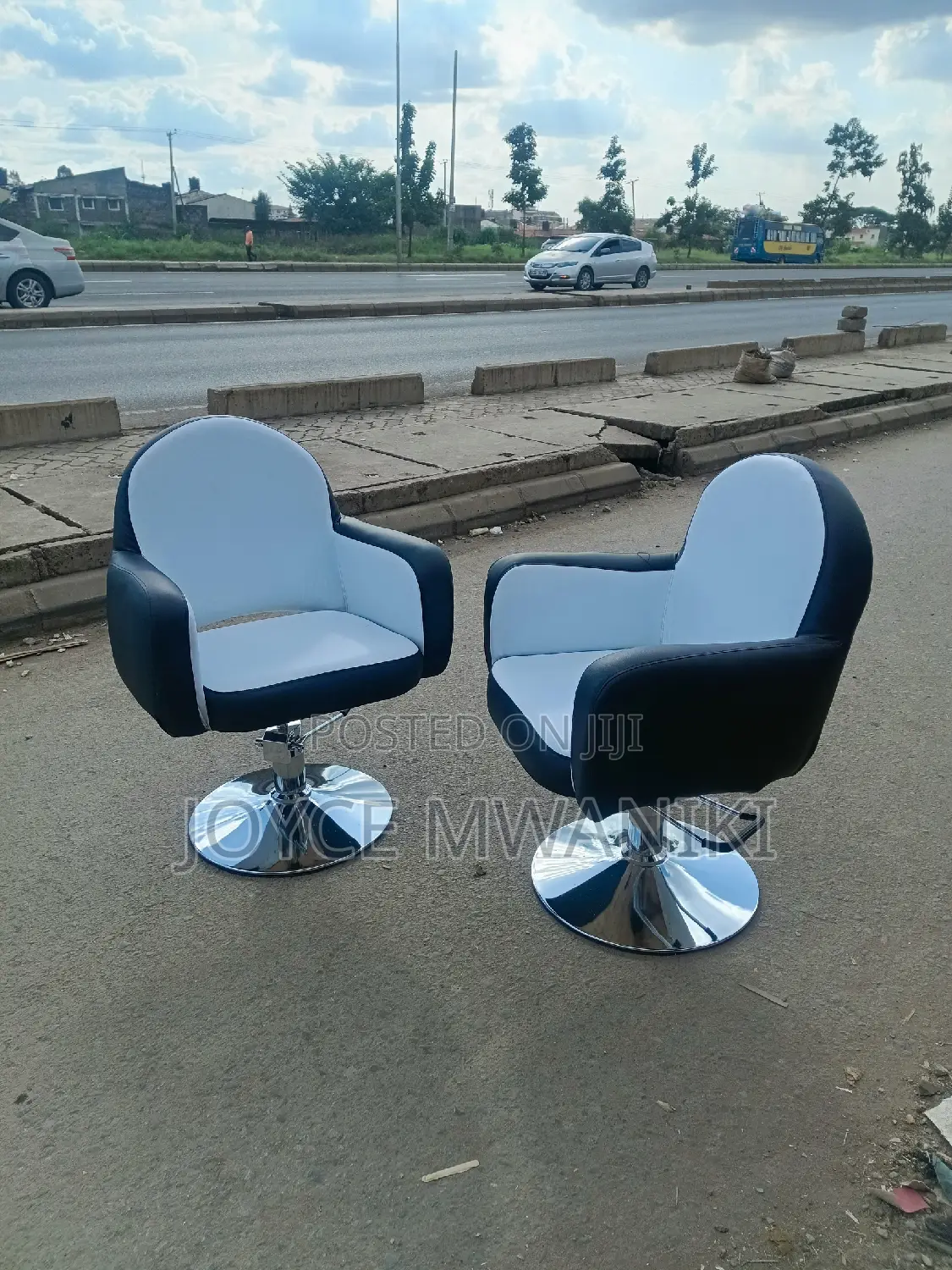 Salon Chairs With Hydraulic Machine, Black and White 