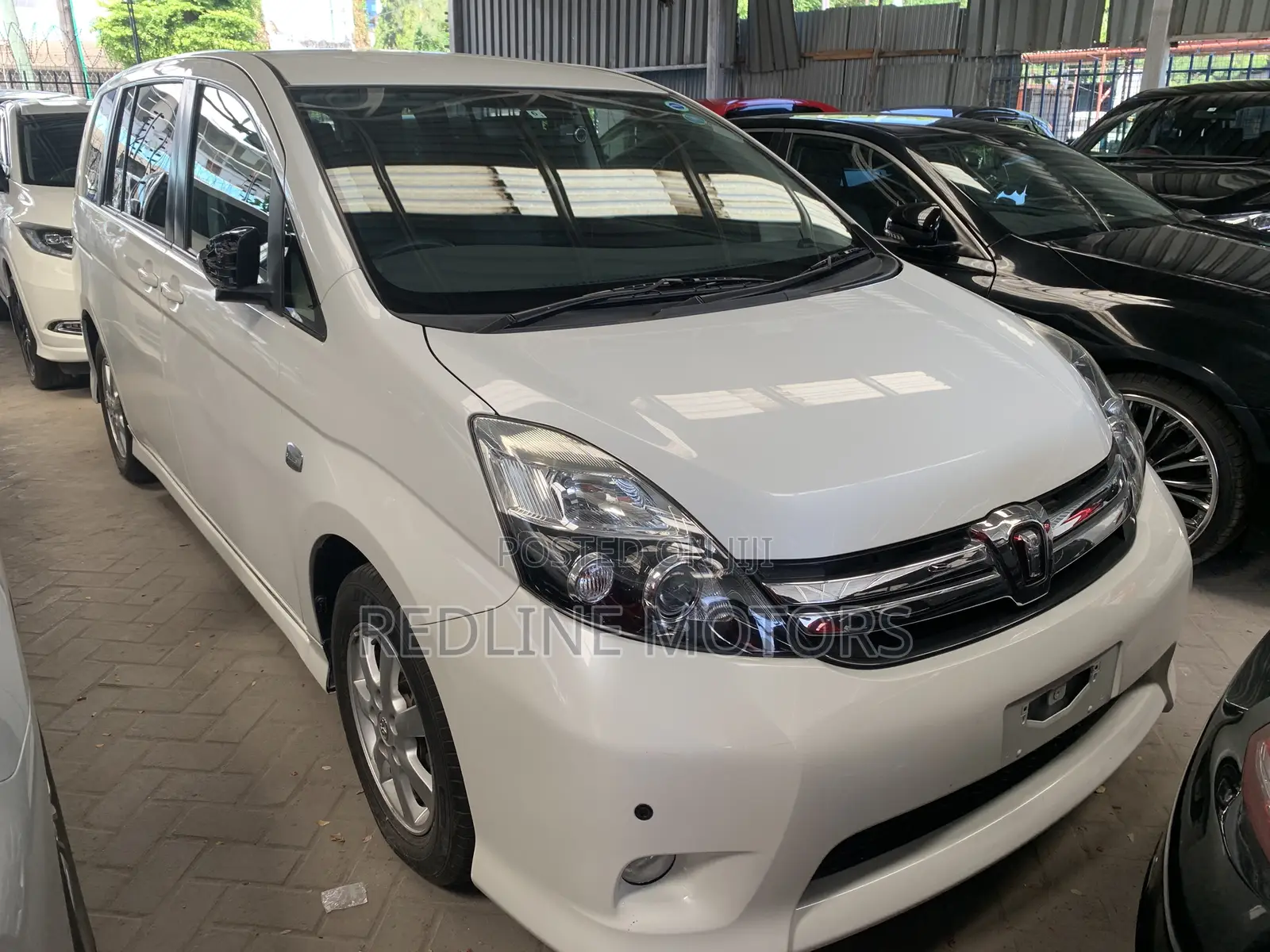 Toyota ISIS 1.8 Platana 4WD 2016 White