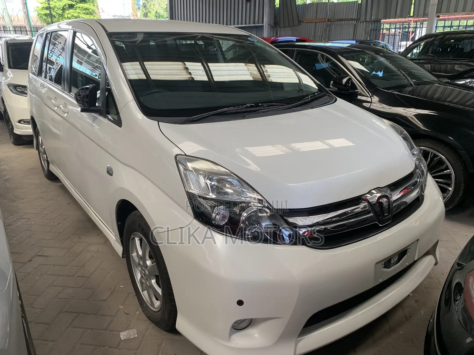 Toyota ISIS 1.8 Platana 4WD 2016 White