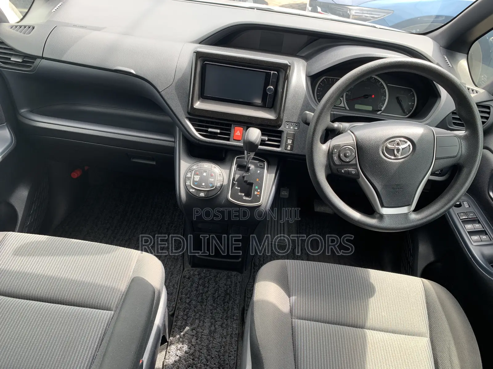 Toyota Esquire 1.8 FWD Hybrid (7 seater) 2016 Silver