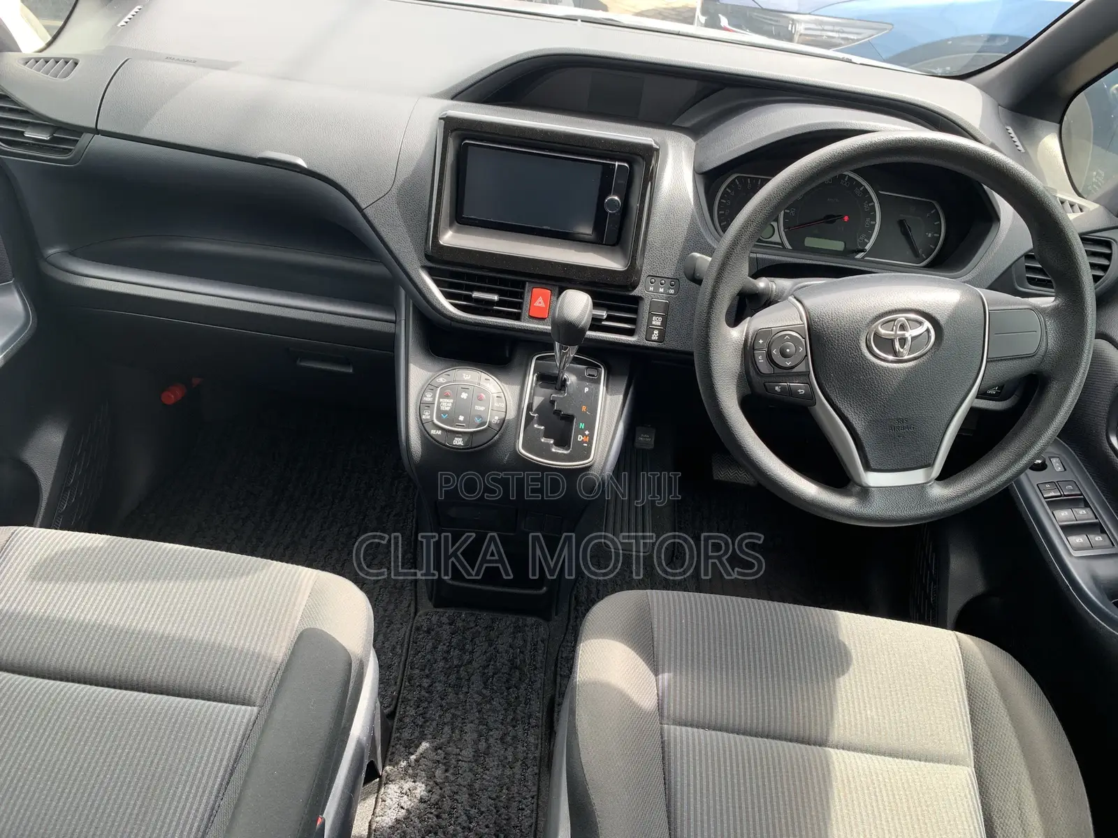 Toyota Esquire 1.8 FWD Hybrid (7 seater) 2016 Silver