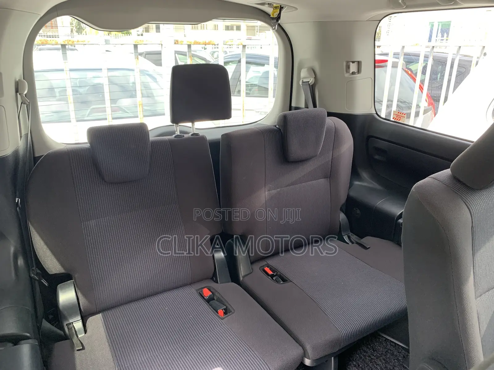 Toyota Esquire 1.8 FWD Hybrid (7 seater) 2016 Silver