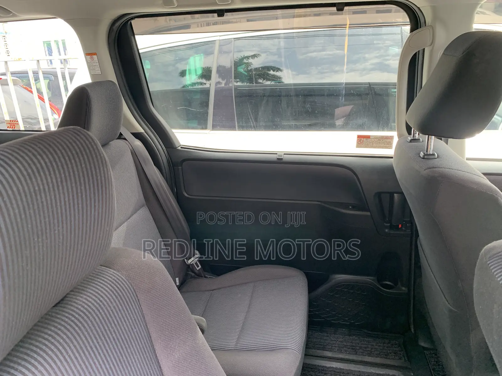 Toyota Esquire 1.8 FWD Hybrid (7 seater) 2016 Silver