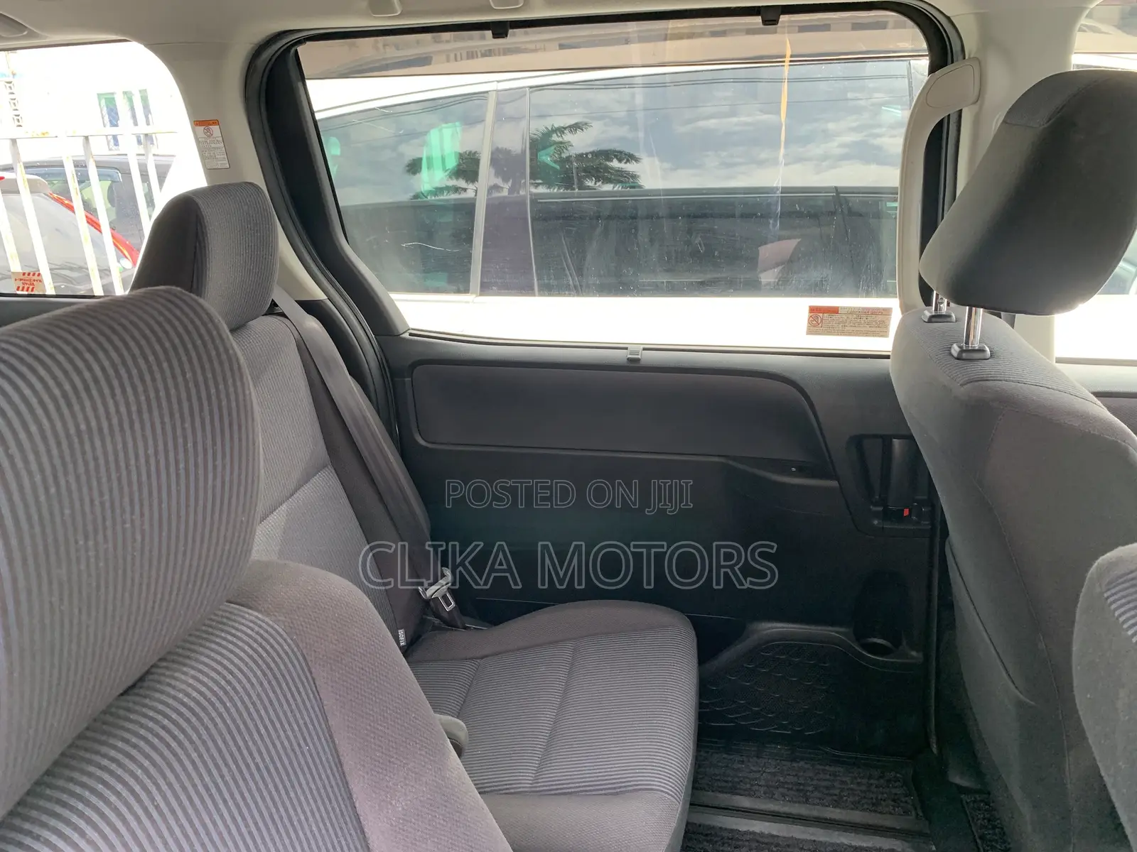 Toyota Esquire 1.8 FWD Hybrid (7 seater) 2016 Silver
