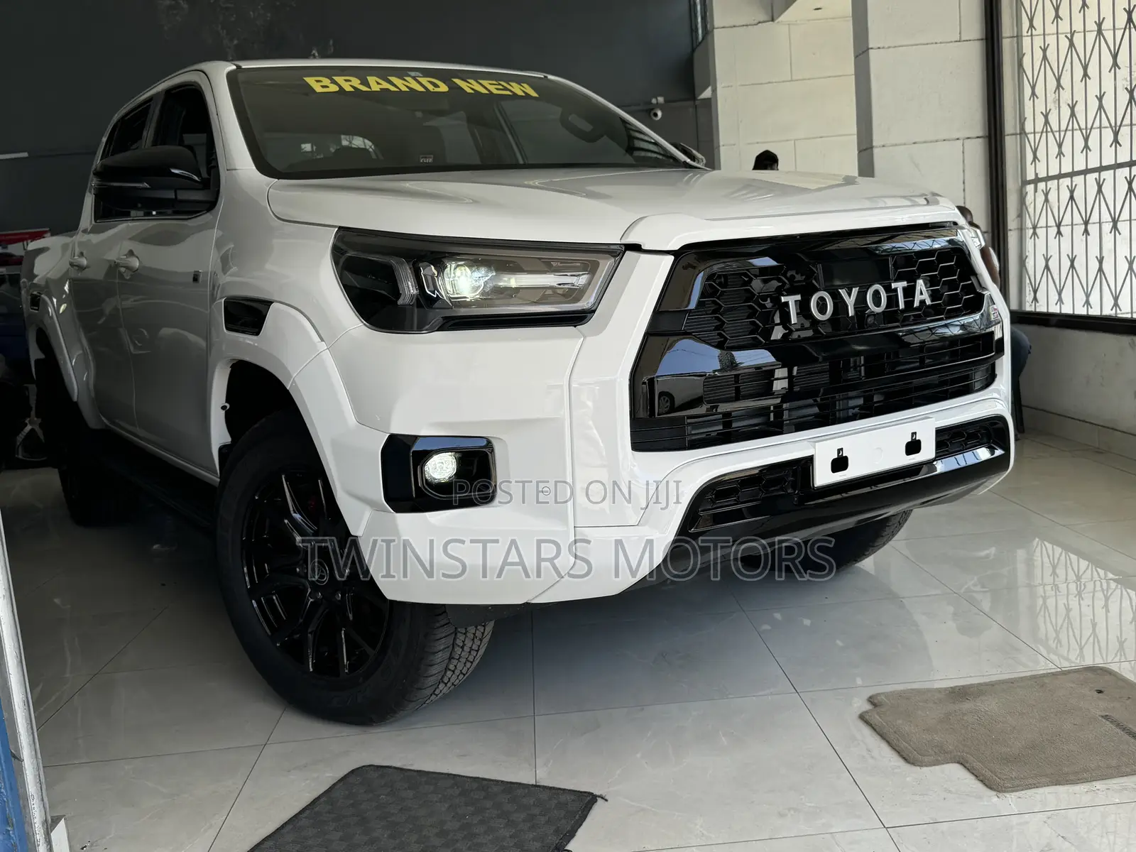 Toyota Hilux 2023 White