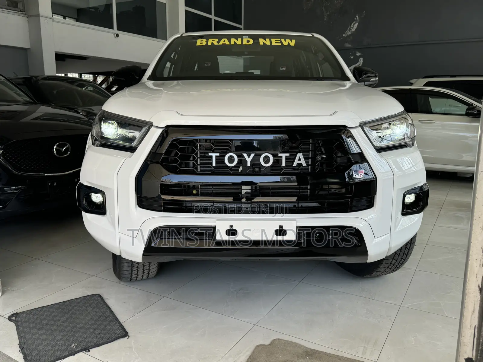Toyota Hilux 2023 White