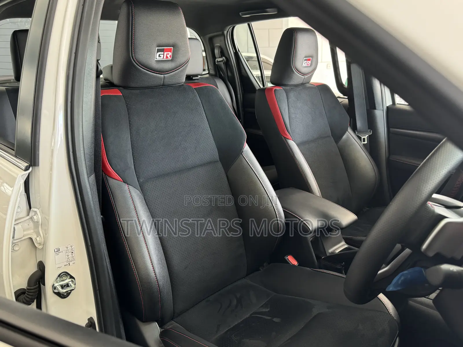 Toyota Hilux 2023 White