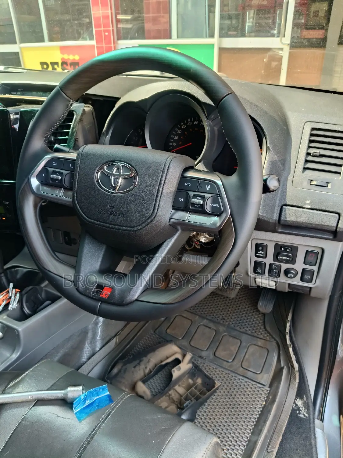 Toyota Hilux, V8 Lc200 Steering Wheel Upgrade to 2024