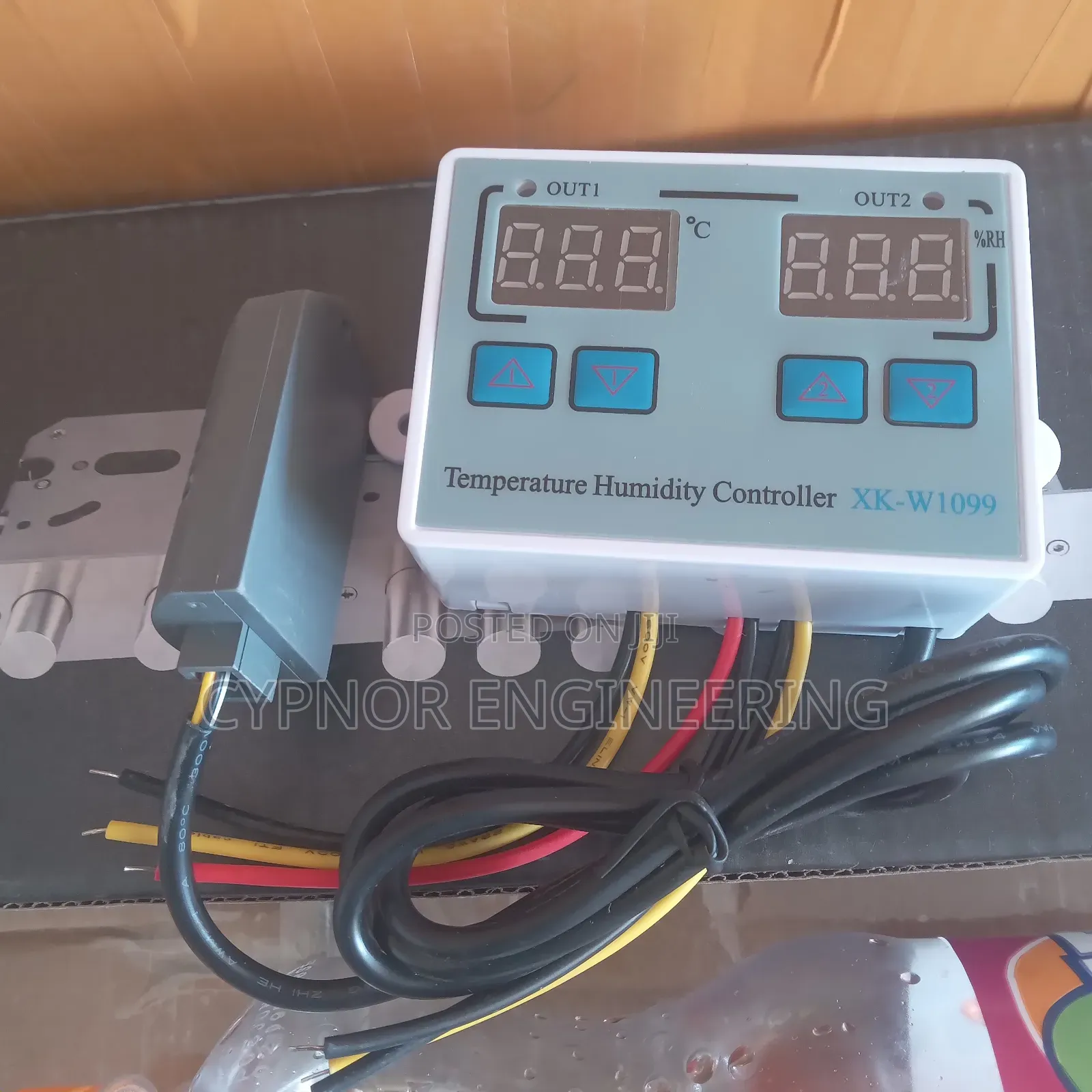Thermostat for Homes With Hygrometer