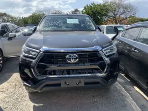 New 2.4D Toyota Hilux Matt Black 2020: Balance of Power & Design