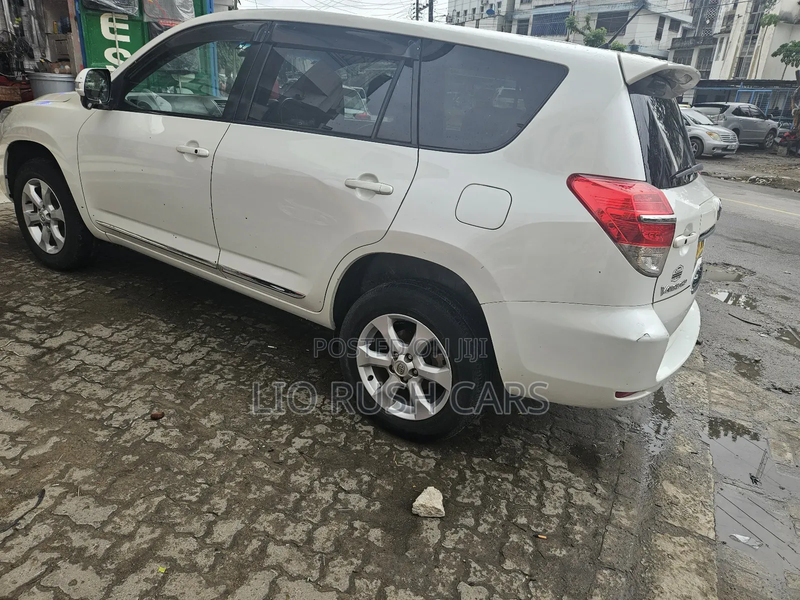 Toyota Vanguard 2011 White