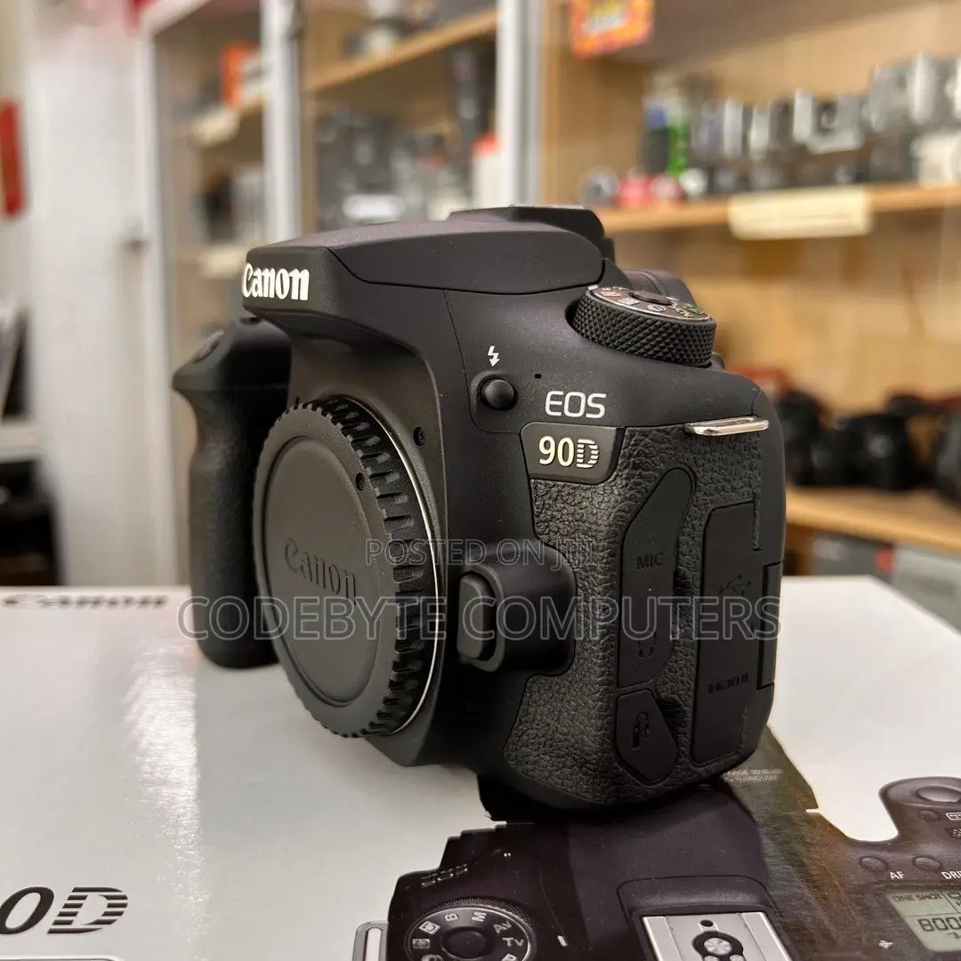CANON EOS 90D DSLR With 18-135mm Lens