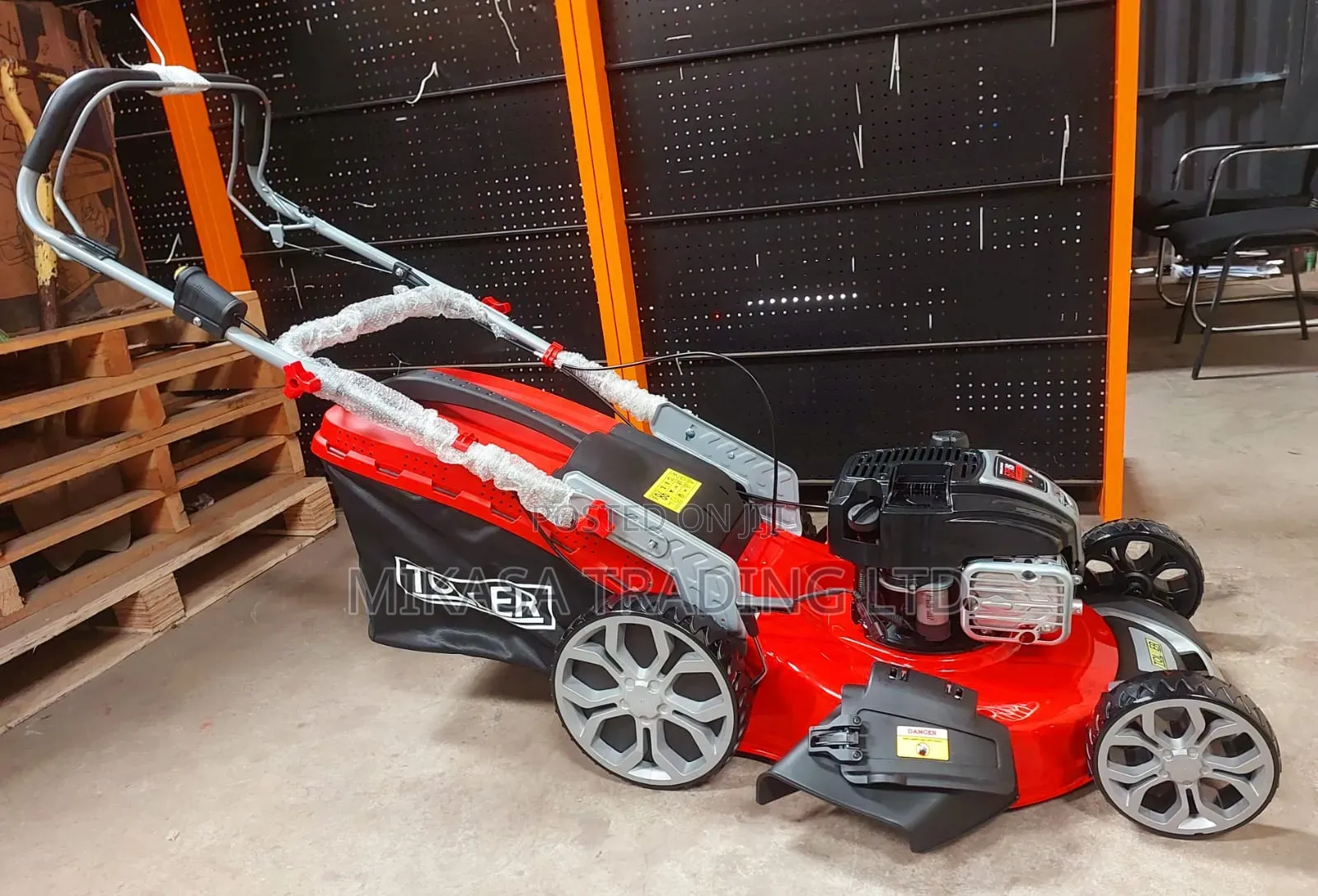 Briggs and Stratton Lawn Mower 163cc, Electric Start