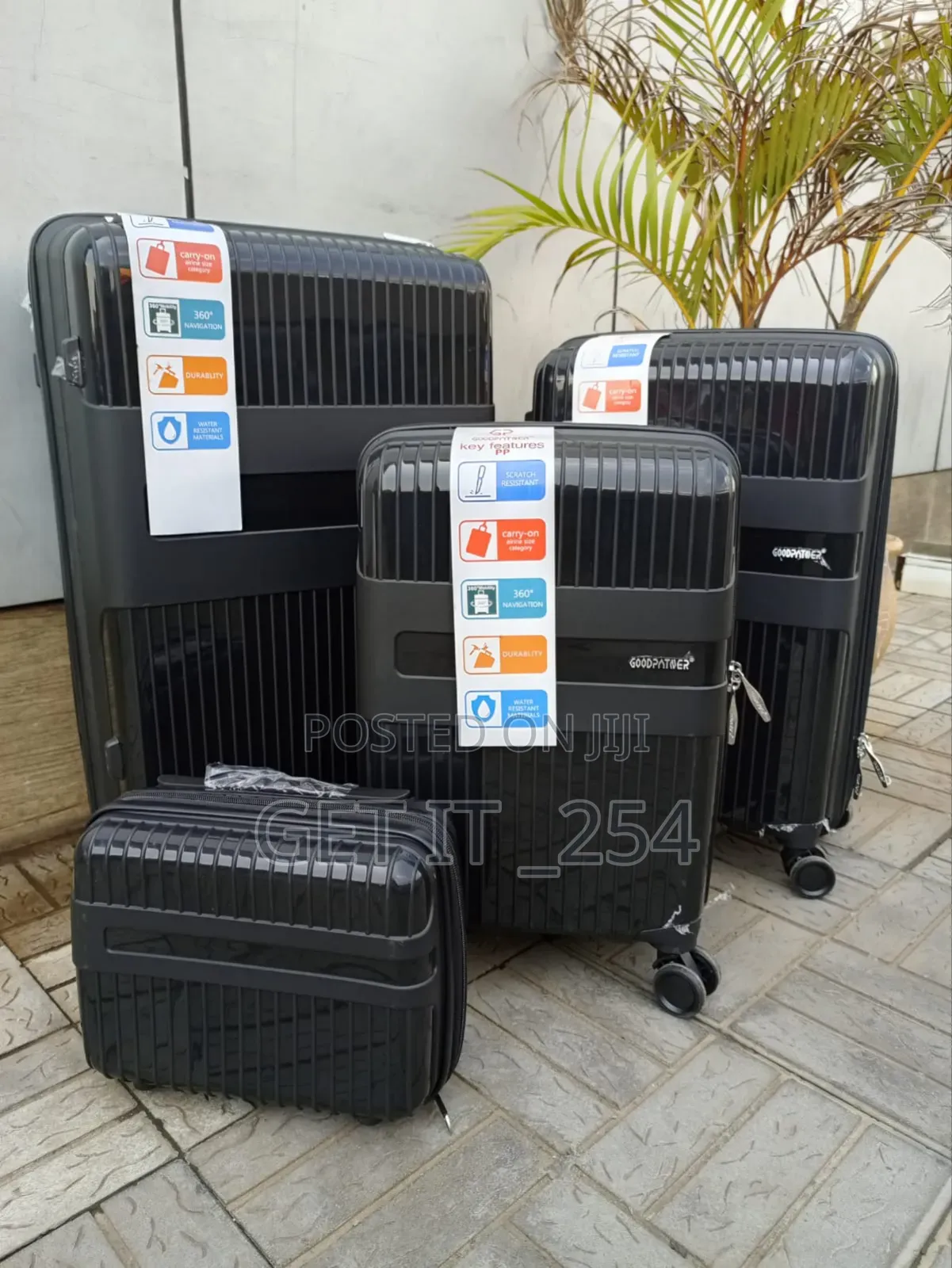 *4 in 1 Luxurious Unbreakable Suitcase*
Zipper Closure