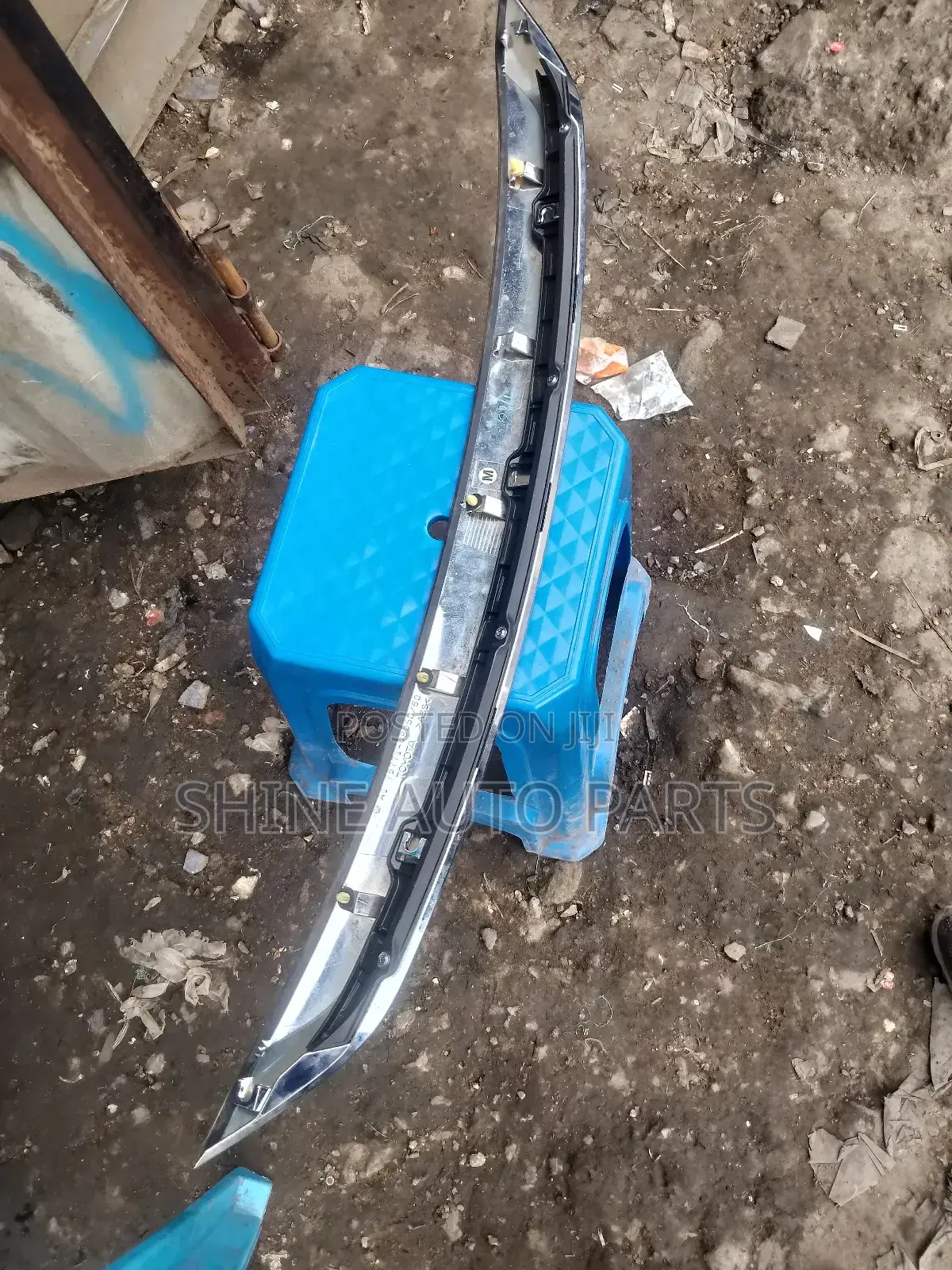 Harrier Bonnet Chrome /Moulding