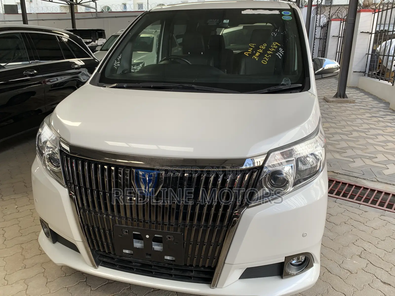 Toyota Esquire 1.8 FWD Hybrid (7 seater) 2017 Pearl