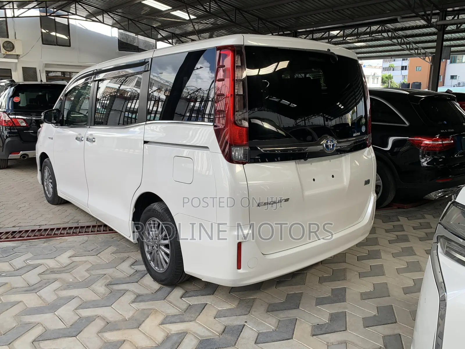 Toyota Esquire 1.8 FWD Hybrid (7 seater) 2017 Pearl