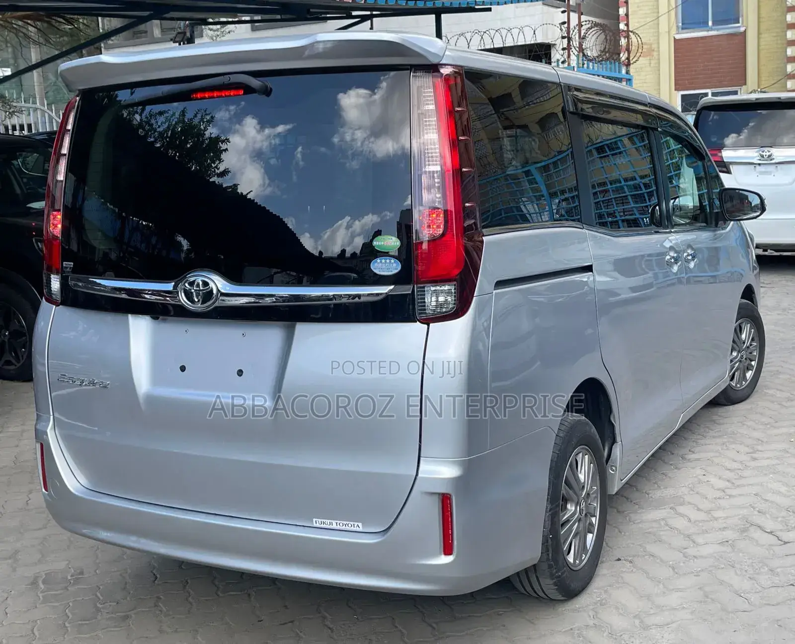 Toyota Esquire 2.0 AWD (8 seater) 2017 Silver