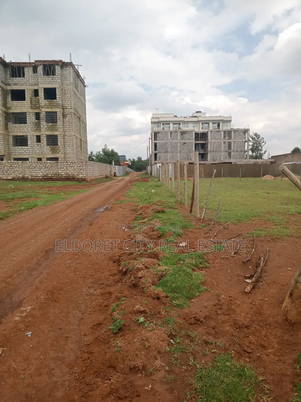 1/4 Plot Annex With Title 100 Metres From Highway.