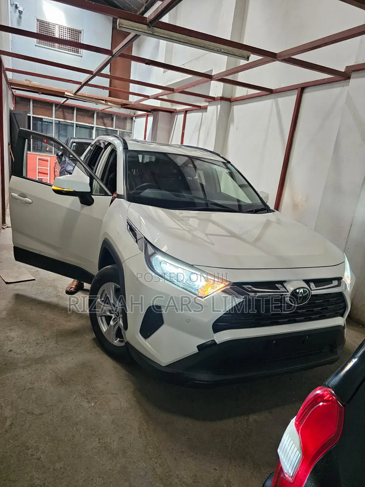 Toyota RAV4 XLE Premium AWD 2019 White