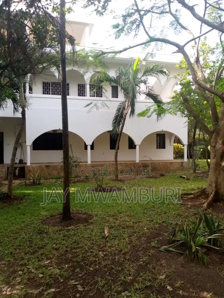 Furnished 8bdrm Villa in Casurina, Town Centre for sale