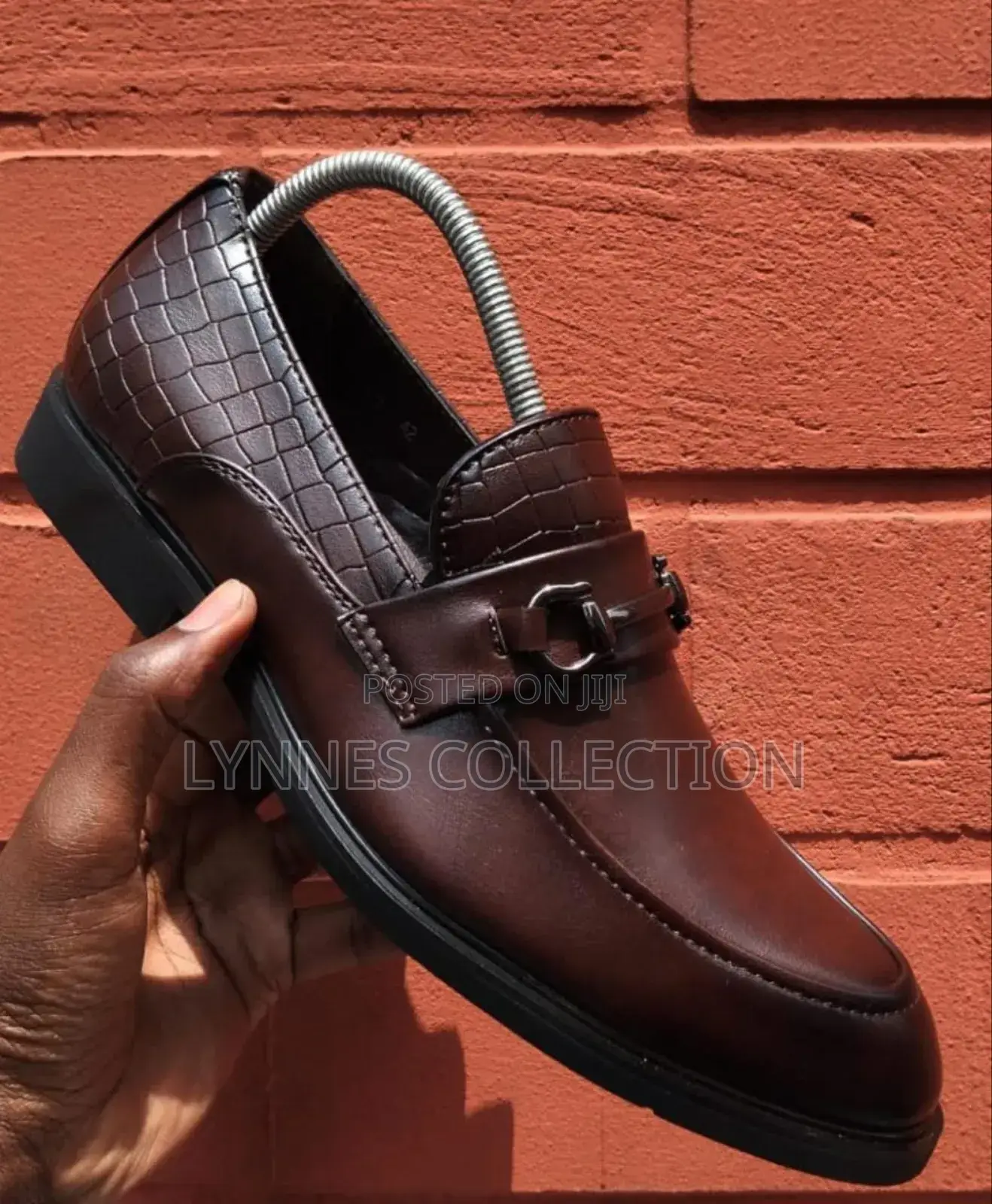 Laceless Officials